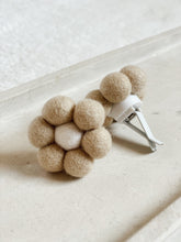 Load image into Gallery viewer, Felt Daisy Car Vent Diffuser