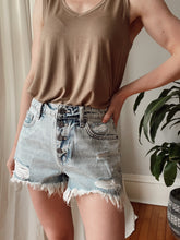Load image into Gallery viewer, HIDDEN Sofie High Rise Mom Shorts

